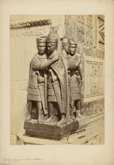 Le 4 figure di porfido presso la porta del Palazzo ducale, 1860-1870. Creator: Carlo Ponti