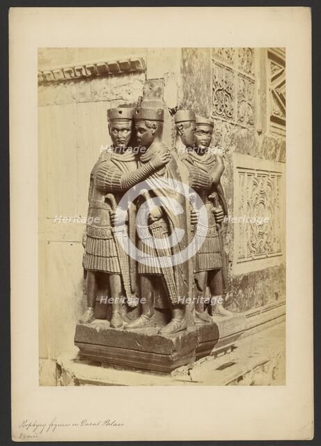 Le 4 figure di porfido presso la porta del Palazzo ducale, 1860-1870. Creator: Carlo Ponti.