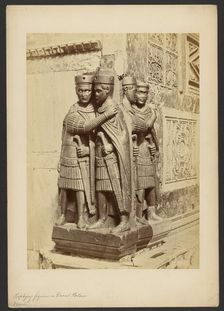 Le 4 figure di porfido presso la porta del Palazzo ducale, 1860-1870. Creator: Carlo Ponti