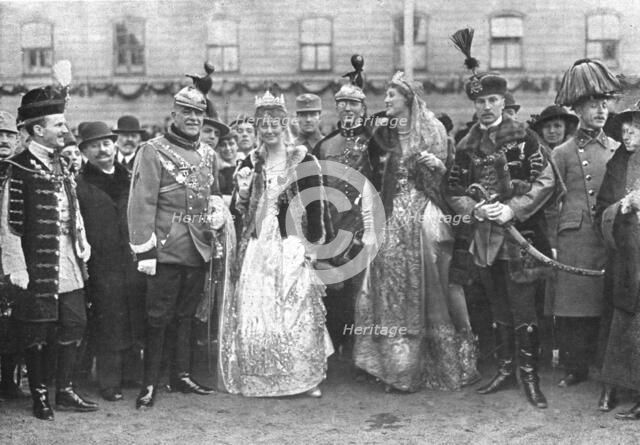 'Le couronnement de Charles IV en Hongrie; La cour, apres la ceremonie s'est livree a l'objectif', 1 Creator: Vereenigde Fotobureaux Amsterdam.