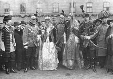 Le couronnement de Charles IV en Hongrie; La cour, apres la ceremonie s'est livree a l'objectif 1 Creator: Vereenigde Fotobureaux Amsterdam