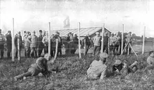 Le Coin des Officiers; Groupe d'officiers allemands prisonniers dans un des enclos..., 1916 (1924) Creator: Unknown
