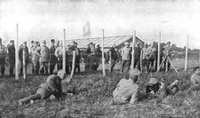 Le Coin des Officiers; Groupe d'officiers allemands prisonniers dans un des enclos..., 1916 (1924) Creator: Unknown