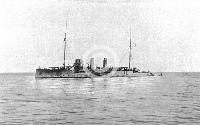 'Le combat du "Rigel" et d'un sous-marin; le "Rigel" vu par le travers : a la hauteur de la..., 1916 Creator: Unknown.