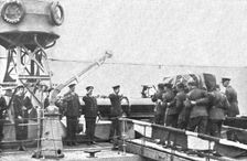 Le "Combattant Inconnu" Britannique; a Boulogne: le cercueil est porte sur le contre..., 1920. Creator: Unknown