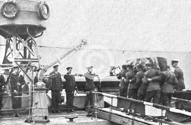 'Le "Combattant Inconnu" Britannique; a Boulogne: le cercueil est porte sur le contre..., 1920. Creator: Unknown.