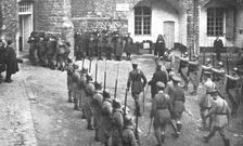 Le "Combattant Inconnu" Britannique; le corps du Combattant britannique inconnu arrive au..., 1920. Creator: Unknown