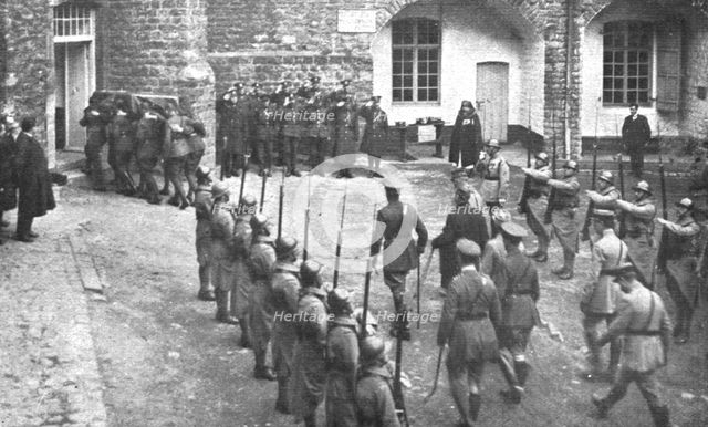 'Le "Combattant Inconnu" Britannique; le corps du Combattant britannique inconnu arrive au..., 1920. Creator: Unknown.