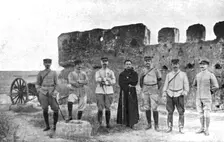Le commandant et les officiers du 1er bataillon colonial du Maroc, sur une terrasse..., 1914. Creator: Unknown