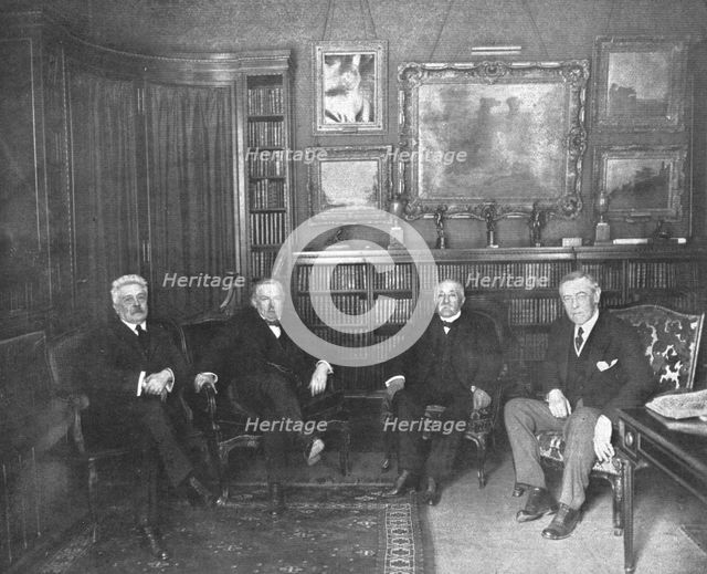 'Le conseil des quatre; Les "Quatre" reunis dans la bibliotheque dont le president Wilson..., 1919. Creator: Unknown.