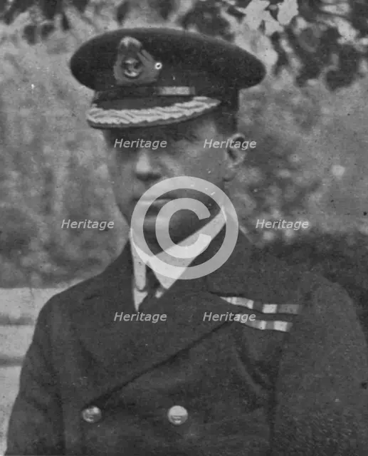 '' Le contre-amiral Horace Hood, qui perit avec "l'Invincible", battant son pavillon', 1916. Creator: Unknown.