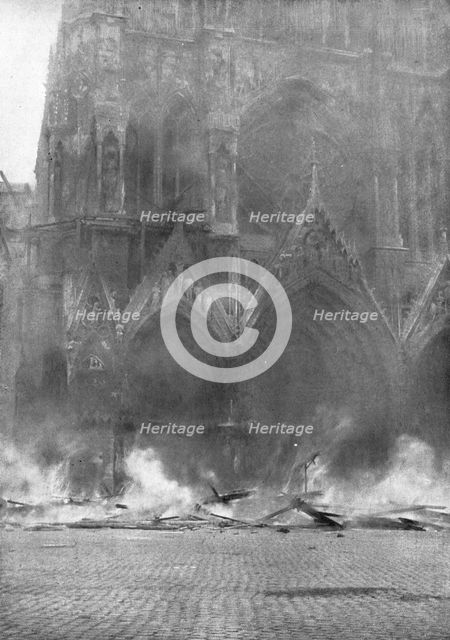 ''Le Cathedrale de Reims en flammes; La chute de l'echafaudage embrase de la tour Nord-Ouest', 1914. Creator: T Holden Waterhouse.