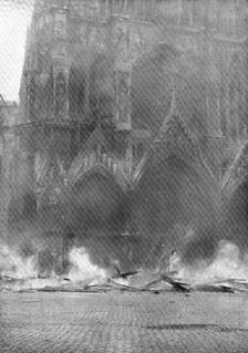 'Le Cathedrale de Reims en flammes; La chute de l'echafaudage embrase de la tour Nord-Ouest 1914. Creator: T Holden Waterhouse