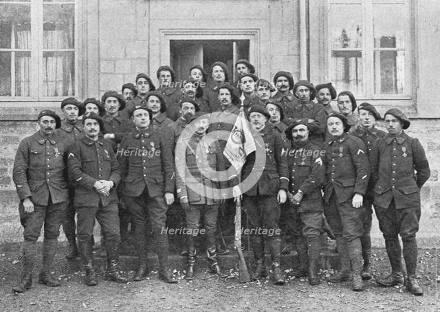 'Le capitaine Desombourg au milieu d'un groupe du 116e bataillon de chasseurs alpins', 1916. Creator: Unknown.