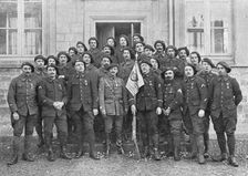 Le capitaine Desombourg au milieu d'un groupe du 116e bataillon de chasseurs alpins 1916. Creator: Unknown