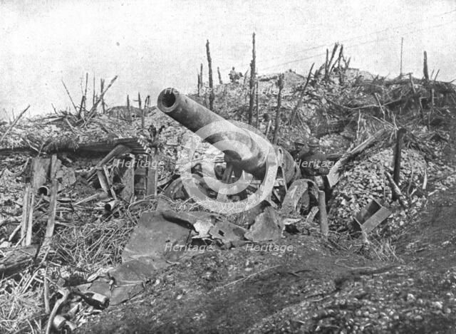 'Le Champ de Bataille de Combles; Un canon allemand de 150 abandonne par l'ennemi dans le bois Louag Creator: Unknown.