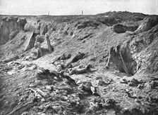 Le Champ de Bataille de Combles; Les restes d'une installation allemande dans le chemin creux de Co Creator: Unknown