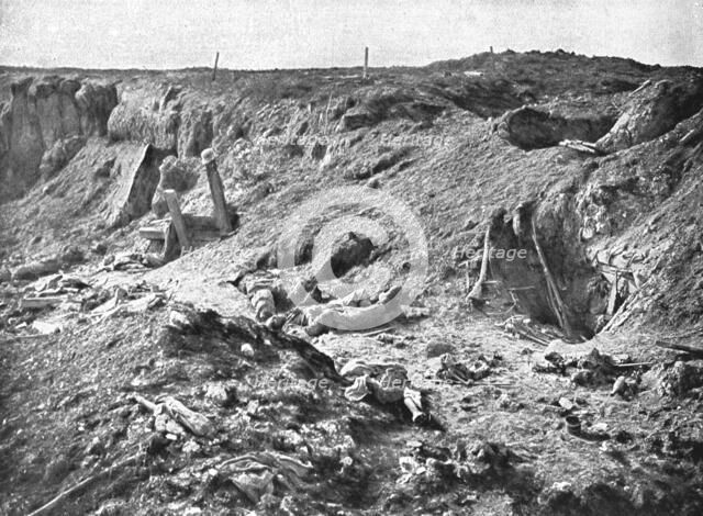 'Le Champ de Bataille de Combles; Les restes d'une installation allemande dans le chemin creux de Co Creator: Unknown.