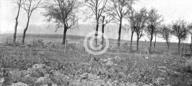 'Le Champ de Bataille; La route d'Esnes a Bethincourt, entre le Mort-Homme et la..., 1916 (1924) Creator: Unknown.
