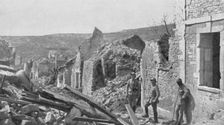 Le champ de bataille; Les ruines de Craonne, pris le 4 mai 1917: au fond, la crete..., 1917. Creator: Unknown