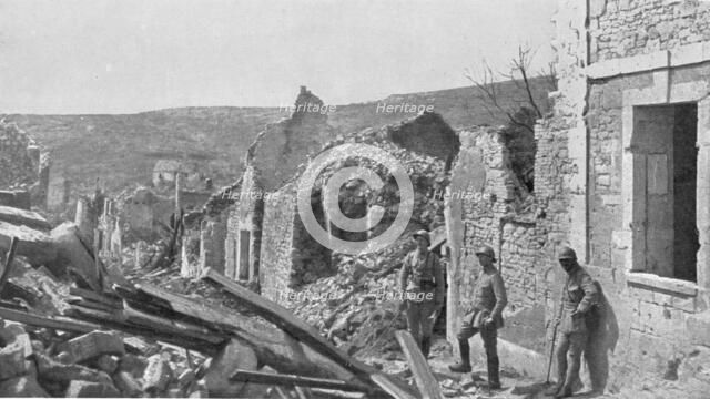 'Le champ de bataille; Les ruines de Craonne, pris le 4 mai 1917: au fond, la crete..., 1917. Creator: Unknown.