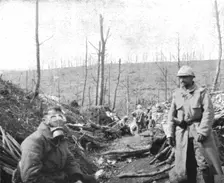 Le Champ de Bataille; Nos soldats s'amusent: un fantassin s'est applique un masque... 1916 (1924) Creator: Unknown