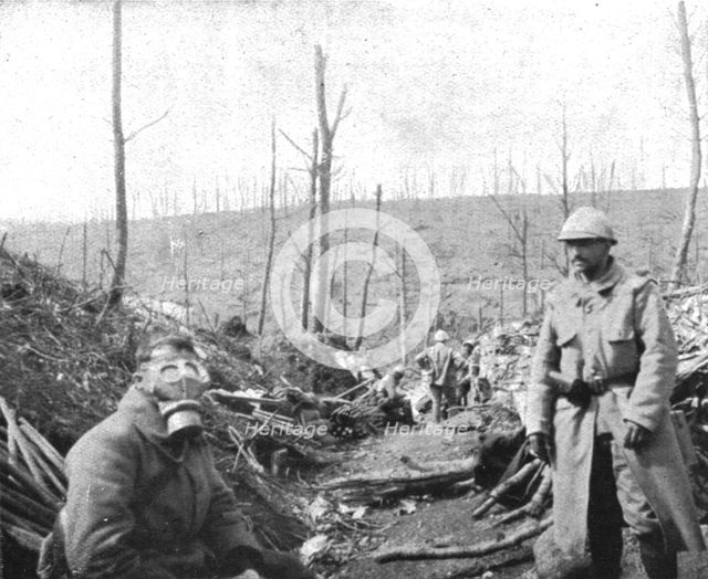 'Le Champ de Bataille; Nos soldats s'amusent: un fantassin s'est applique un masque... 1916 (1924) Creator: Unknown.