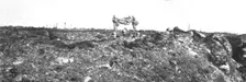 Le champ de bataille; Sur le Chemin des Dames: un officier blessé est emporté sur un..., 1917. Creator: Unknown