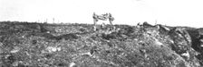 Le champ de bataille; Sur le Chemin des Dames: un officier blessé est emporté sur un..., 1917. Creator: Unknown