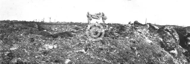 'Le champ de bataille; Sur le Chemin des Dames: un officier blessé est emporté sur un..., 1917. Creator: Unknown.
