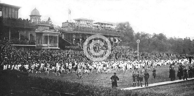 'Le "Cross" des allies a Auteuil; le bataillon des concurrents francais, anglais et belges...', 1916 Creator: Unknown.