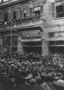 Le armee Francaise a Salonique; la foule se presse sur le passage de nos troupes..., 1916. Creator: Henri Manuel