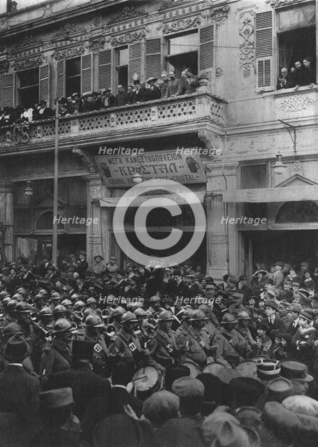 'Le armee Francaise a Salonique; la foule se presse sur le passage de nos troupes..., 1916. Creator: Henri Manuel.