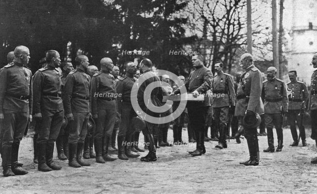 'Le baiser de Paques du Tzar a ses soldats; Pour la fete de Paques, la plus grande..., 1916. Creator: Unknown.