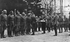 Le baiser de Paques du Tzar a ses soldats; Pour la fete de Paques, la plus grande..., 1916. Creator: Unknown