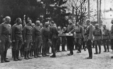 Le baiser de Paques du Tzar a ses soldats; Pour la fete de Paques, la plus grande..., 1916. Creator: Unknown