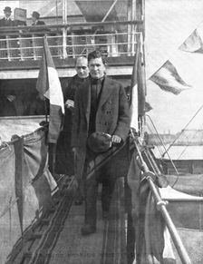 Le blocus Sous-Marin forcé par L'<<Orleans>>; Le debarquement, a Bordeaux, du commandant..., 1917. Creator: Unknown