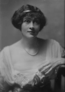 Le Breton, Marguerite, Miss, portrait photograph, 1913. Creator: Arnold Genthe