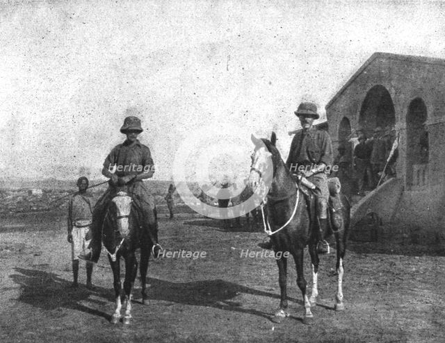 'le brigadier-general anglais Cunliffe (a droite) et son chef d'etat-major, le major Wright', 1916. Creator: Unknown.