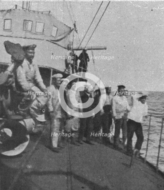 'Le "Goeben" contre le torpilleur "Schastlivyi" (21 sept. 1915); Les marins du torpilleur...', 1915. Creator: Unknown.