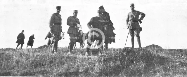 'Le general de Castelnau a Salonique; le chef d'etat-major general, avec les officiers qui..., 1916. Creator: Unknown.
