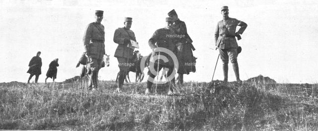 'Le general de Castelnau a Salonique; le chef d'etat-major general, avec les officiers qui..., 1916. Creator: Unknown.