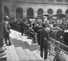 Le general Gallieni; La foule defilant dans la cour d'honneur, devant le catafalque..., 1916. Creator: Jean Clair-Guyot