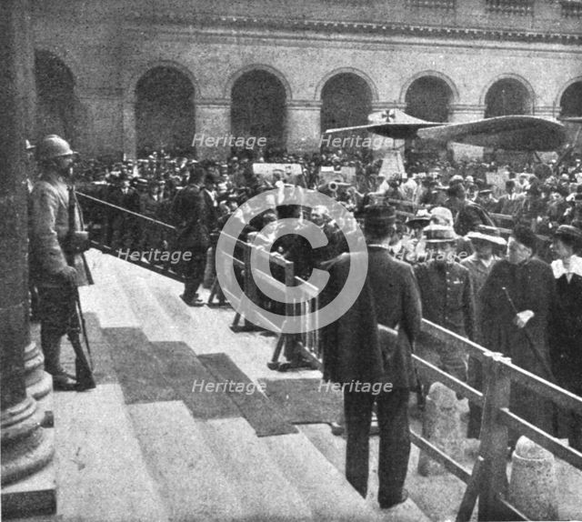 'Le general Gallieni; La foule defilant dans la cour d'honneur, devant le catafalque..., 1916. Creator: Jean Clair-Guyot.