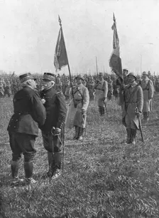 Le general Joffre remet au general Balfourier la plaque de grand-officier de la Legion..., 1916. Creator: Unknown