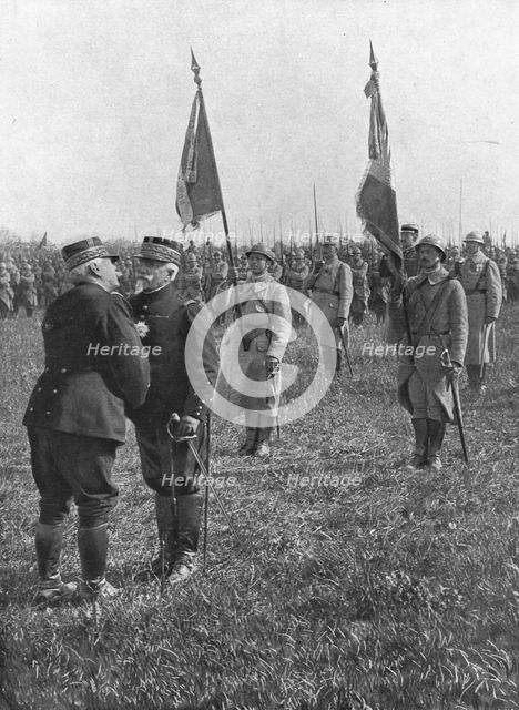 'Le general Joffre remet au general Balfourier la plaque de grand-officier de la Legion..., 1916. Creator: Unknown.