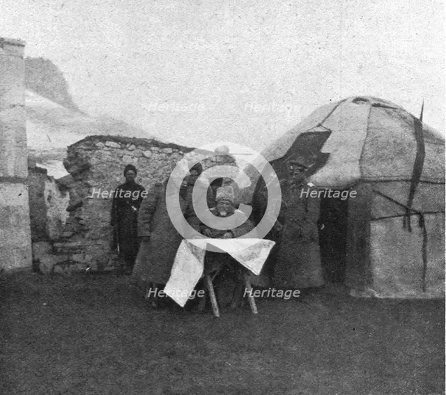 'Le general Kalitine, commandant d'un des corps d'armee, suit sur la carte le rapport d'un..., 1916. Creator: Unknown.