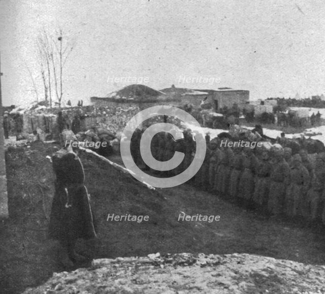 'Le general Kalitine felicite les soldats qui ont occupe Hassan-Kale, sur la route d'Erzeroum', 1916 Creator: Unknown.