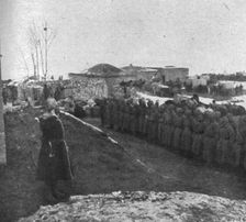 Le general Kalitine felicite les soldats qui ont occupe Hassan-Kale, sur la route d'Erzeroum 1916 Creator: Unknown