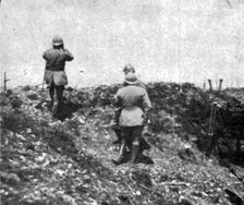 'Le general Mangin (a gauche) observant Douaumont pendant l'attaque 1916. Creator: Unknown
